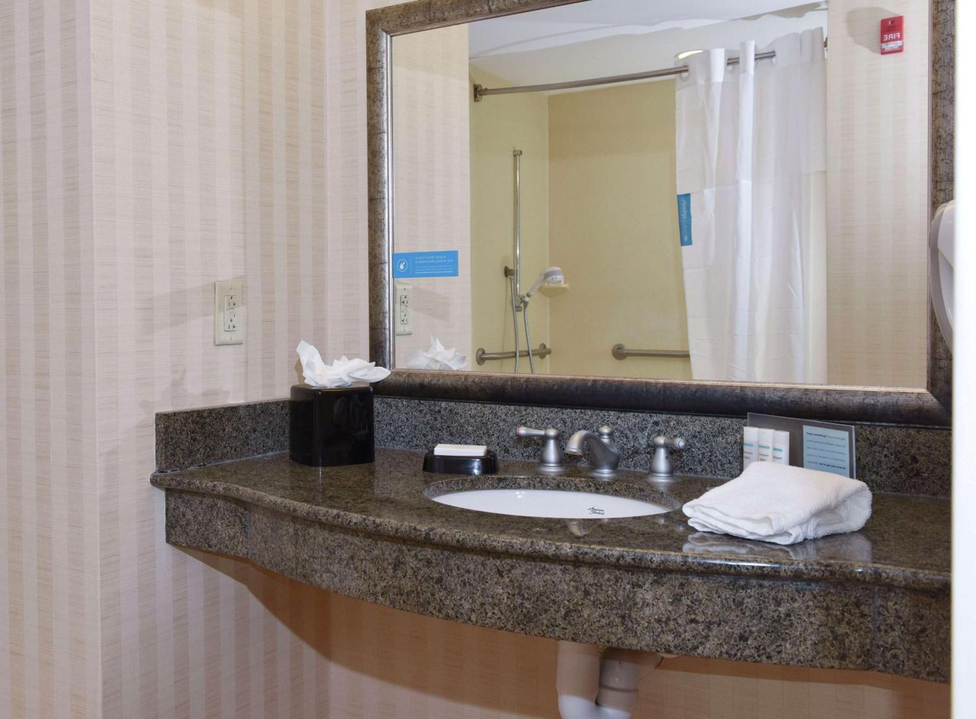 Hampton Inn & Suites Alexandria Buitenkant foto